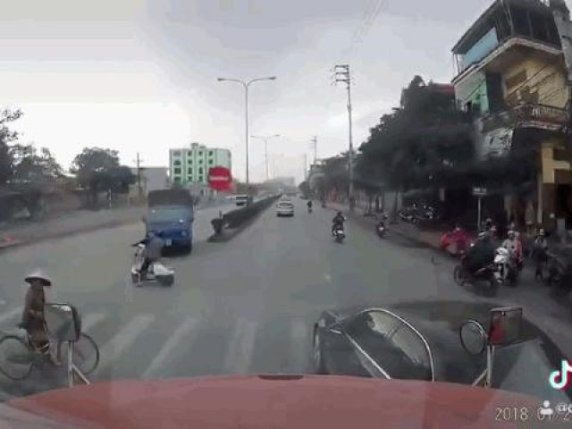 Clip Eva - Chuyển làn ẩu, Mercedes bị container tông leo lên dải phân cách