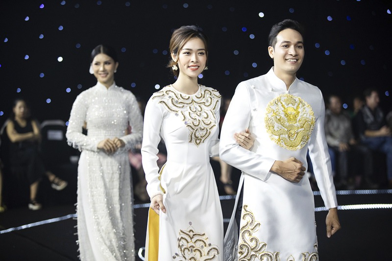 Về cái tên "Dạm ngõ", chủ nhân show diễn cho biết, dạm ngõ là một buổi lễ quan trọng đối với các đôi uyên ương khi họ “về chung một nhà". Đây cũng là một phong tục đang được trân trọng trong các lễ cưới ở Việt Nam.
