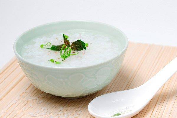 suyt chet vi tranh thu an bat chao truoc khi mo de - 1