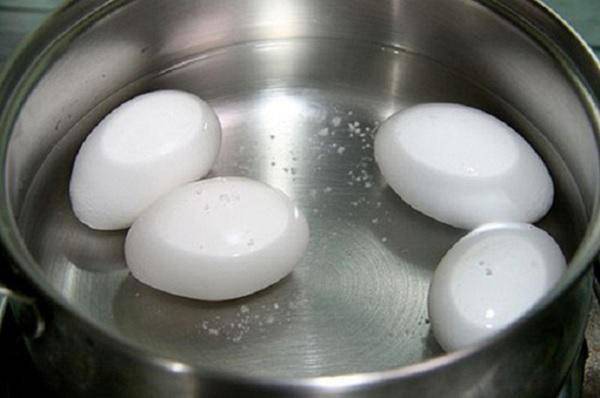 Luộc trứng tưởng dễ thực hiện nhưng nhiều chị em mắc sai lầm khiến trứng mất chất như chơi - 1