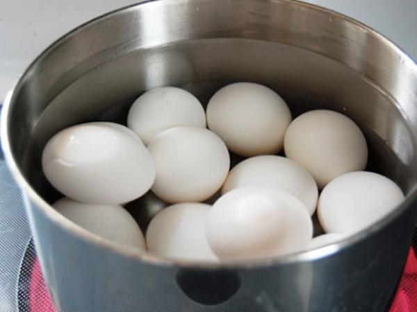 Luộc trứng tưởng dễ thực hiện nhưng nhiều chị em mắc sai lầm khiến trứng mất chất như chơi - 5