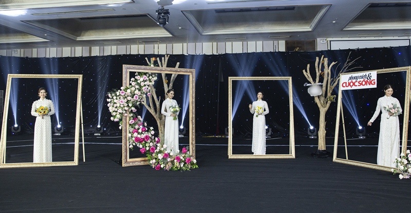 Trên sân khấu, các mỹ nhân đình đám của dòng phim truyền hình xuất hiện đầy ấn tượng ở khung tranh, tay cầm hoa cưới tự tin tạo dáng trong tà áo dài.
