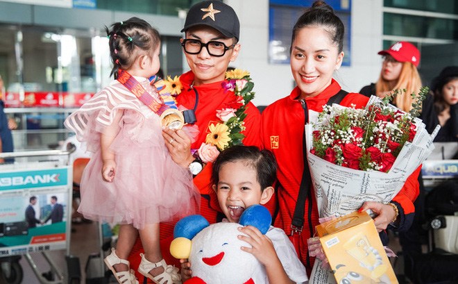 Khánh Thi ngồi cạnh tình cũ Chí Anh, nhan sắc cả hai được đánh giá là amp;#34;một trời một vựcamp;#34; - 7