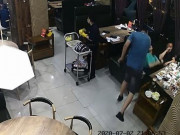 Tin tức - Chồng xông vào nhà hàng, tát vợ như trời giáng vì đi ăn với hai người đàn ông lạ