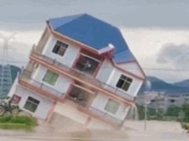 Clip Eva - Kinh hoàng cảnh ngôi nhà 3 tầng bị nước lũ "đánh sập" chỉ trong tích tắc