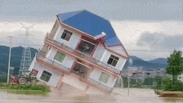 Kinh hoàng cảnh ngôi nhà 3 tầng bị nước lũ amp;#34;đánh sậpamp;#34; chỉ trong tích tắc - 1