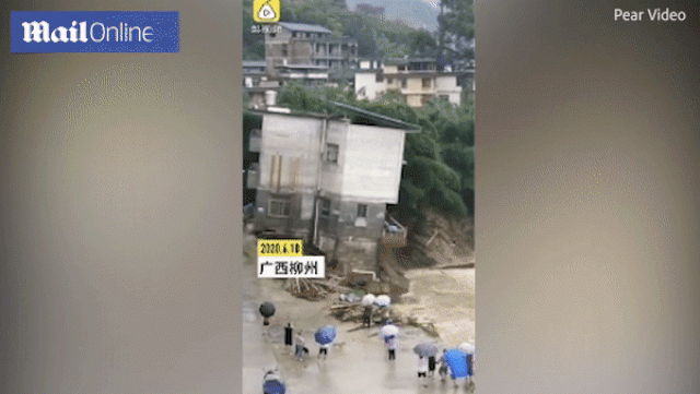 Kinh hoàng cảnh ngôi nhà 3 tầng bị nước lũ amp;#34;đánh sậpamp;#34; chỉ trong tích tắc - 2