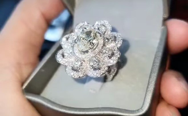 Á hậu Thanh Tuyền hạnh phúc khi chồng tặng nhẫn hột xoàn 2 carat - 6
