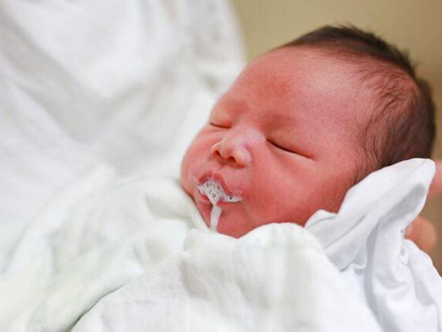 Trẻ bị ọc sữa có nên cho bú lại và mẹo trị ọc sữa cho trẻ sơ sinh - 1