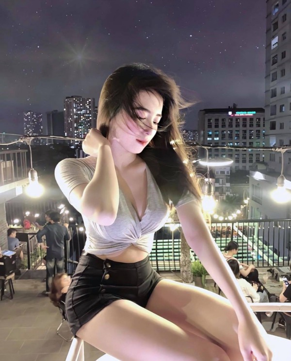 an van ho tren ngan duoi, hot girl ha noi lam nguoi di duong "dung hinh" vi nguc khung - 9