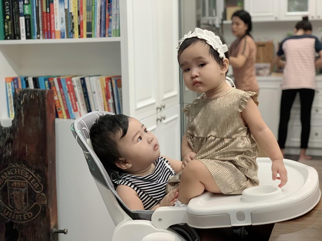 Sao Việt 24h: Cưng hết nấc bộ ảnh con trai Hoàng Bách mê gái từ bé giống bố