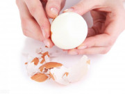 Bếp Eva - Đừng chỉ luộc trứng không với nước, thêm 1 bước này, vỏ cực dễ bong khi chạm vào