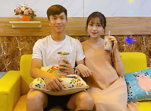 dua hotgirl mam non di kham thai, cau thu phan van duc lien bi vo tre boc phot - 1