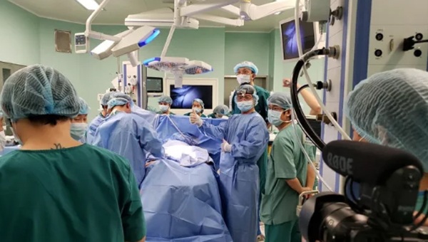 bac si chia se khoanh khac tach roi 2 be dinh lien: "ca nay khong kho khan nhu ca viet-duc" - 1