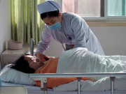 Bà bầu - Gái trẻ 21 tuổi bỗng dưng đẻ ra con, ngơ ngác không biết danh tính bố đứa trẻ