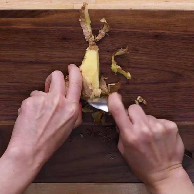 8 cách bóc vỏ thực phẩm không cần dao kéo khiến chị em vụng cũng thành đầu bếp 5 sao - 8