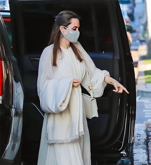 Angelina bịt khẩu trang kín mít xuất hiện nhưng khán giả chỉ chú ý đến Pax Thiên - 3