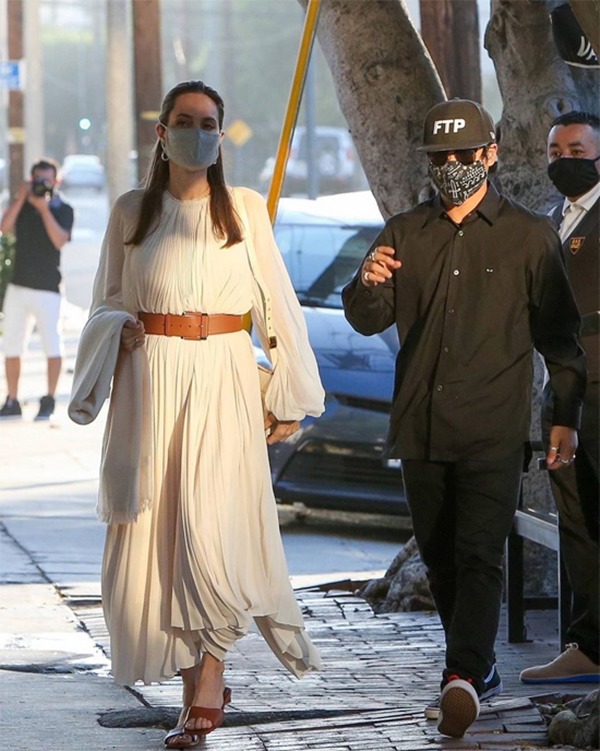 Angelina bịt khẩu trang kín mít xuất hiện nhưng khán giả chỉ chú ý đến Pax Thiên - 1