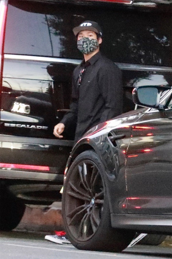 Angelina bịt khẩu trang kín mít xuất hiện nhưng khán giả chỉ chú ý đến Pax Thiên - 6