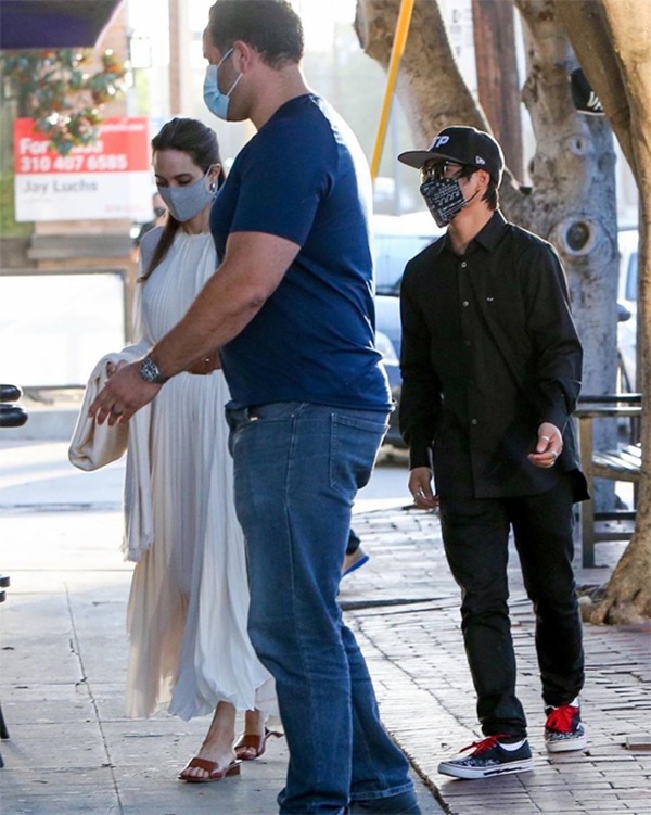 Angelina bịt khẩu trang kín mít xuất hiện nhưng khán giả chỉ chú ý đến Pax Thiên - 2