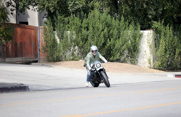 Angelina bịt khẩu trang kín mít xuất hiện nhưng khán giả chỉ chú ý đến Pax Thiên - 8