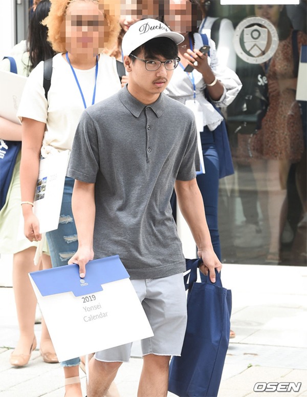 Angelina bịt khẩu trang kín mít xuất hiện nhưng khán giả chỉ chú ý đến Pax Thiên - 7