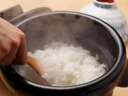 Bếp Eva - Khi nấu cơm, đừng chỉ thêm nước, cho cùng 2 thứ này vào cơm sẽ trắng, dẻo và ngon