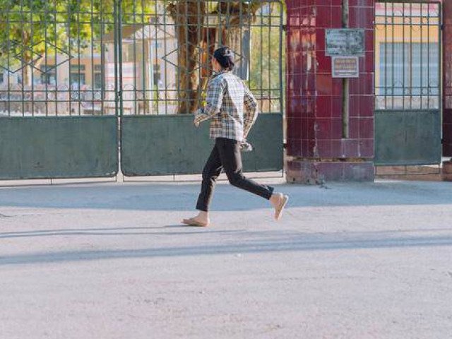 Thi vào lớp 10: Mẹ chạy hớt hải giữa nắng nóng mang cho con giấy dự thi quên ở nhà