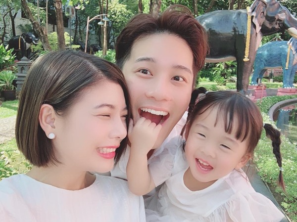 Showbiz xứ chùa Vàng: Ngậm ngùi nhìn 5 nam thần Thái Lan thích amp;#34;lái máy bay bà giàamp;#34; - 12