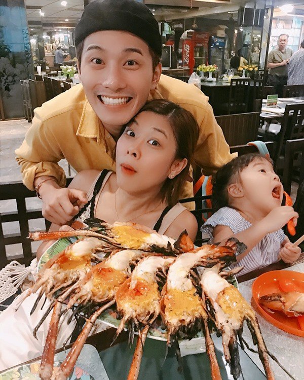 Showbiz xứ chùa Vàng: Ngậm ngùi nhìn 5 nam thần Thái Lan thích amp;#34;lái máy bay bà giàamp;#34; - 13
