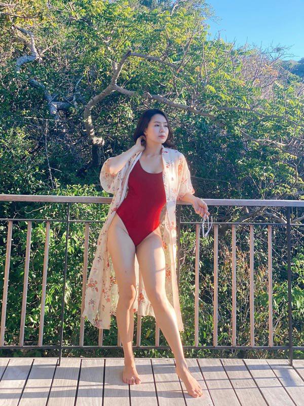 Lên sóng với bikini, Hồng Diễm vô tình để lộ rõ nhược điểm đùi ếch do tăng cân - 1
