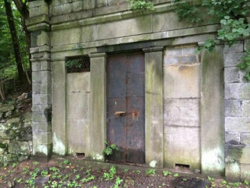 Thiếu nữ bị trói chết bí ẩn trong hầm mộ nghĩa trang và manh mối bất ngờ để phá án