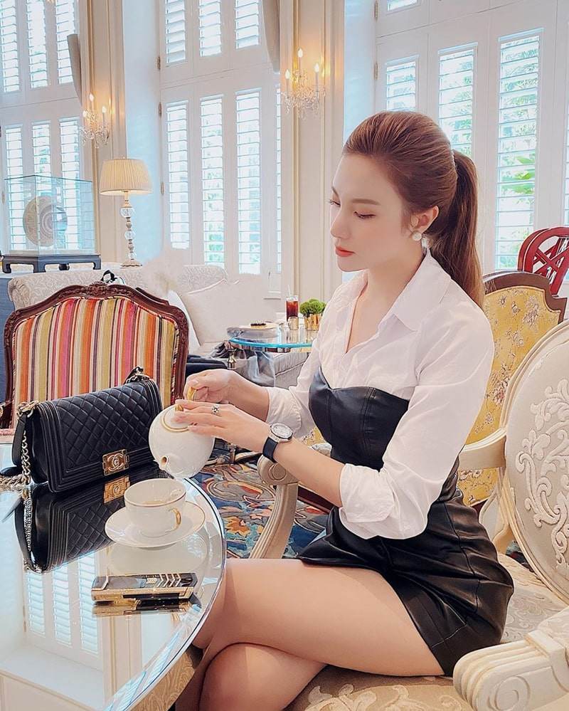 muôn vàn kiểu biến tấu áo sơmi của sao việt: người làm áo trễ vai, người diện thành chiếc váy - 12
