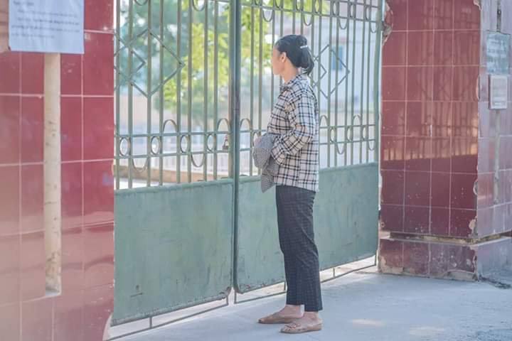 Bố chọn đứng đợi chỗ nắng nhất, mẹ vỗ về: Những hình ảnh xúc động trong kỳ thi lớp 10 - 7