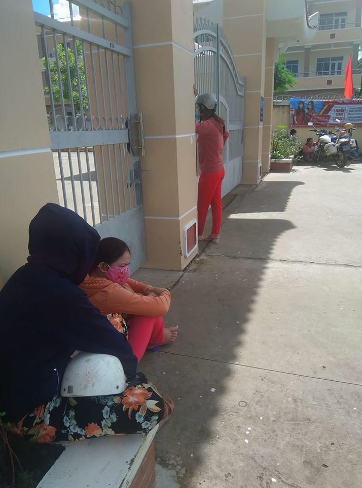 Bố chọn đứng đợi chỗ nắng nhất, mẹ vỗ về: Những hình ảnh xúc động trong kỳ thi lớp 10 - 4