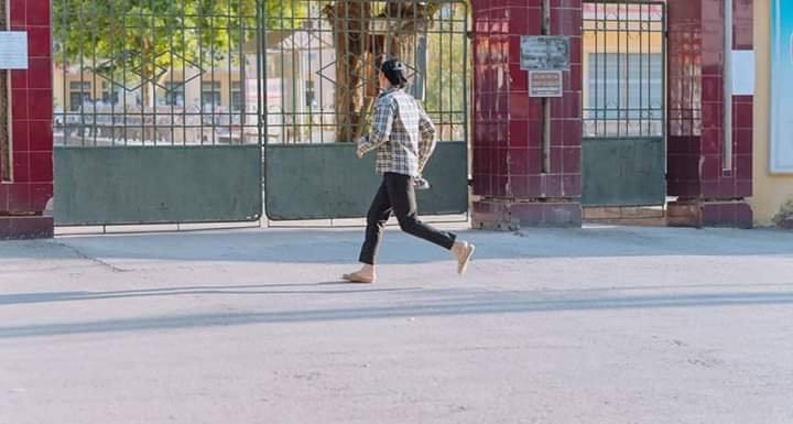 Bố chọn đứng đợi chỗ nắng nhất, mẹ vỗ về: Những hình ảnh xúc động trong kỳ thi lớp 10 - 6