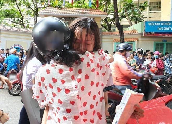 Bố chọn đứng đợi chỗ nắng nhất, mẹ vỗ về: Những hình ảnh xúc động trong kỳ thi lớp 10 - 1