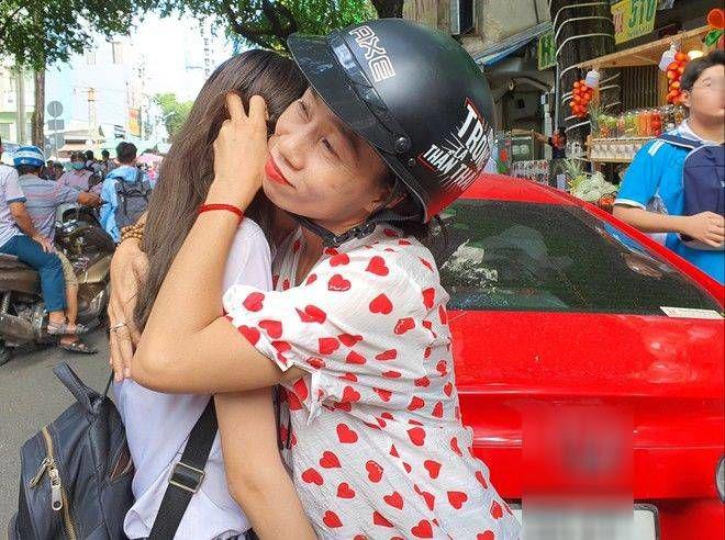 Bố chọn đứng đợi chỗ nắng nhất, mẹ vỗ về: Những hình ảnh xúc động trong kỳ thi lớp 10 - 2