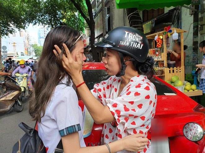 Bố chọn đứng đợi chỗ nắng nhất, mẹ vỗ về: Những hình ảnh xúc động trong kỳ thi lớp 10 - 3