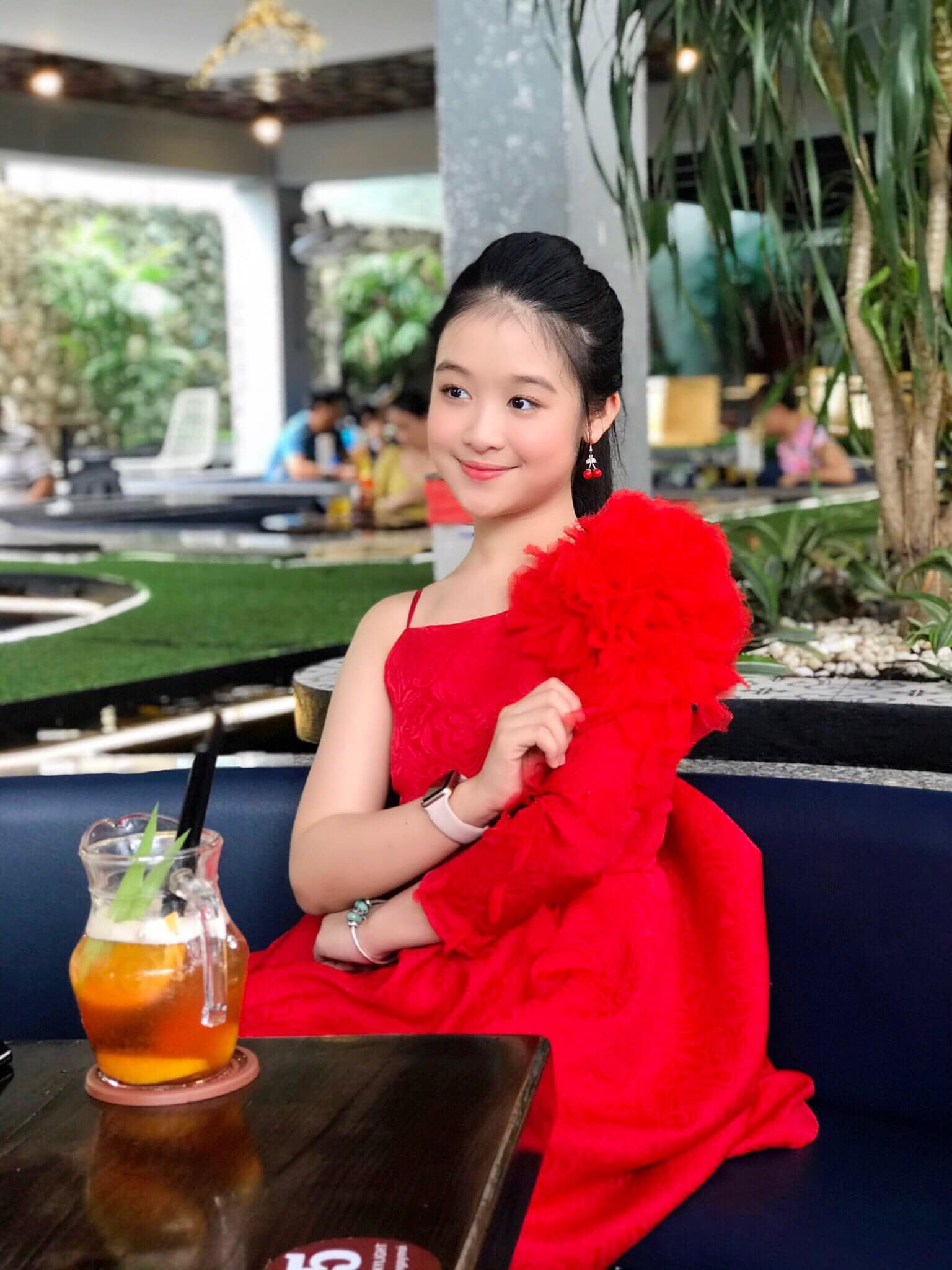 Bé gái Cần Thơ chuyên đọ sắc các Hoa hậu, chụp cùng Ốc Thanh Vân lại bị hiểu nhầm - 1