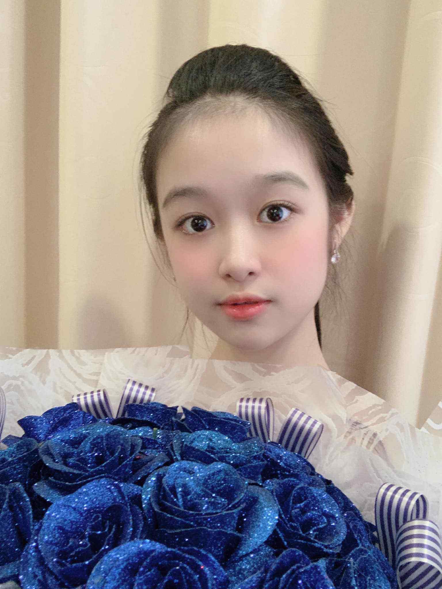 Bé gái Cần Thơ chuyên đọ sắc các Hoa hậu, chụp cùng Ốc Thanh Vân lại bị hiểu nhầm - 11