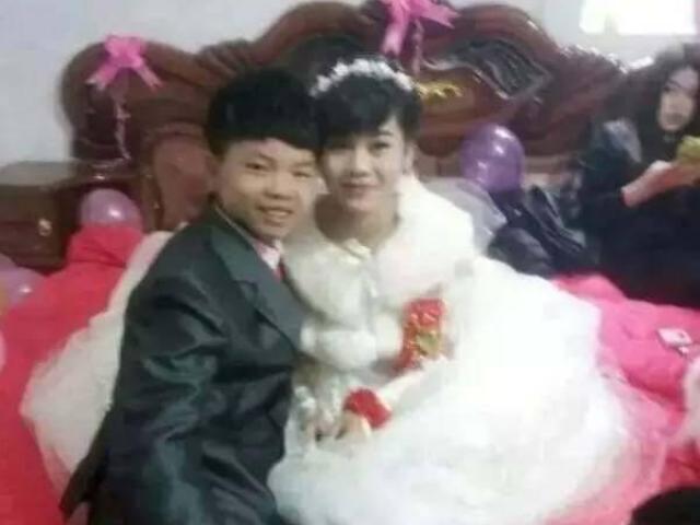 Chú rể 13 tuổi mặt non choẹt, hớn hở trong đám cưới, nhìn sang cô dâu càng sốc hơn