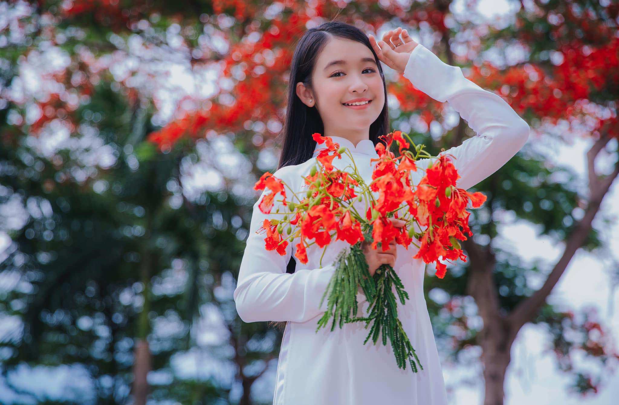 Bé gái Cần Thơ chuyên đọ sắc các Hoa hậu, chụp cùng Ốc Thanh Vân lại bị hiểu nhầm - 12