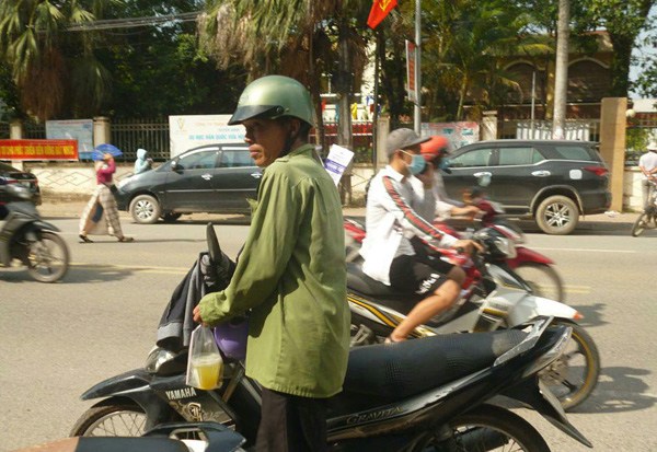 Bố chọn đứng đợi chỗ nắng nhất, mẹ vỗ về: Những hình ảnh xúc động trong kỳ thi lớp 10 - 5