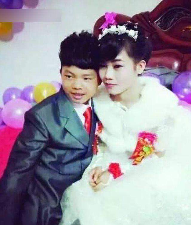 Chú rể 13 tuổi mặt amp;#34;non choẹtamp;#34;, hớn hở trong đám cưới, nhìn sang cô dâu càng sốc hơn - 1