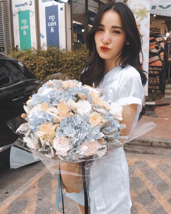 Mỹ nhân Thái chụp hình với bố đẻ từng là anh trai, fan nhầm tưởng là chồng mới - 1