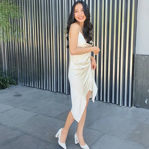 Mỹ nhân Thái chụp hình với bố đẻ từng là anh trai, fan nhầm tưởng là chồng mới - 4