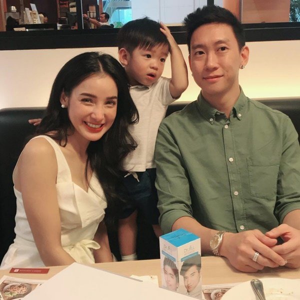 Mỹ nhân Thái chụp hình với bố đẻ từng là anh trai, fan nhầm tưởng là chồng mới - 6