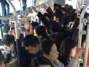 Làm mẹ - Bé gái bất ngờ bật khóc trên xe bus, người mẹ nhờ đó được cứu khỏi bàn tay phía sau