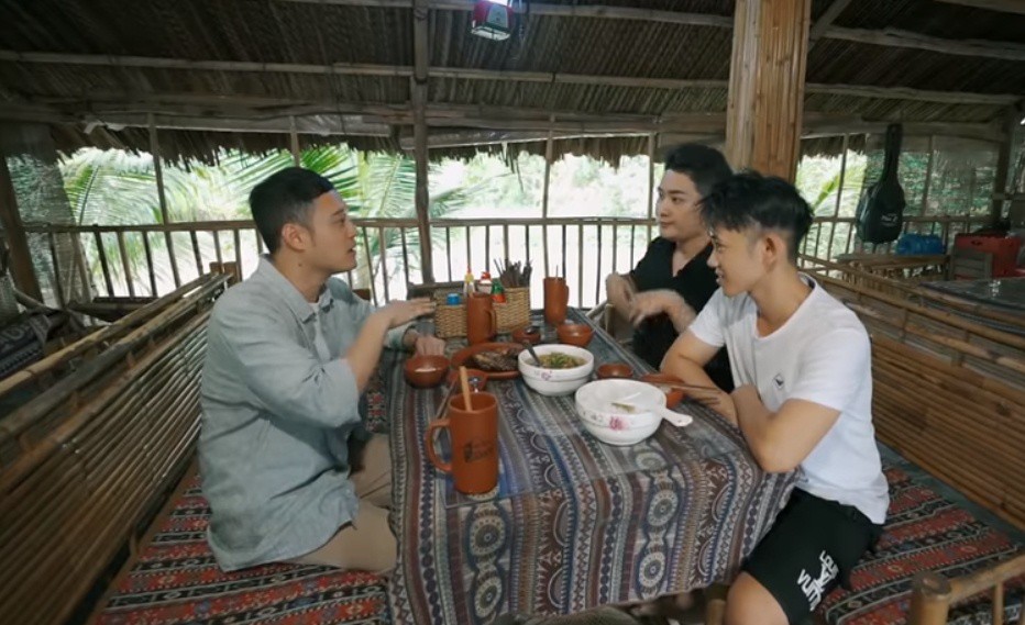 quang vinh an "ngon da doi" o mien tay nhung hot hoang truoc mot mon dac san - 1